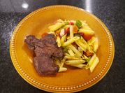 Una foto de ensalada de penne