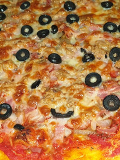 Una foto de 🍕 pizza de atún y bacon 🍕