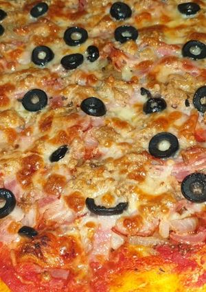Una foto de 🍕 pizza de atún y bacon 🍕