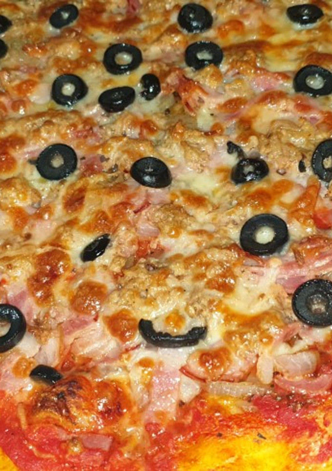 Una foto de 🍕 pizza de atún y bacon 🍕