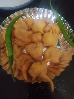 બટાકા ના ભજીયા(Potato pakoda recipe in Gujarati) રેસીપી મુખ્ય ફોટો