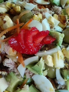 Una foto de Ensalada mixta adornada con fresa!!