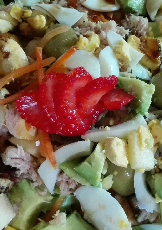 Una foto de Ensalada mixta adornada con fresa!!