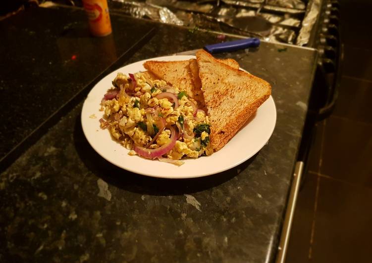 Simple Scrambled Eggs with Toast