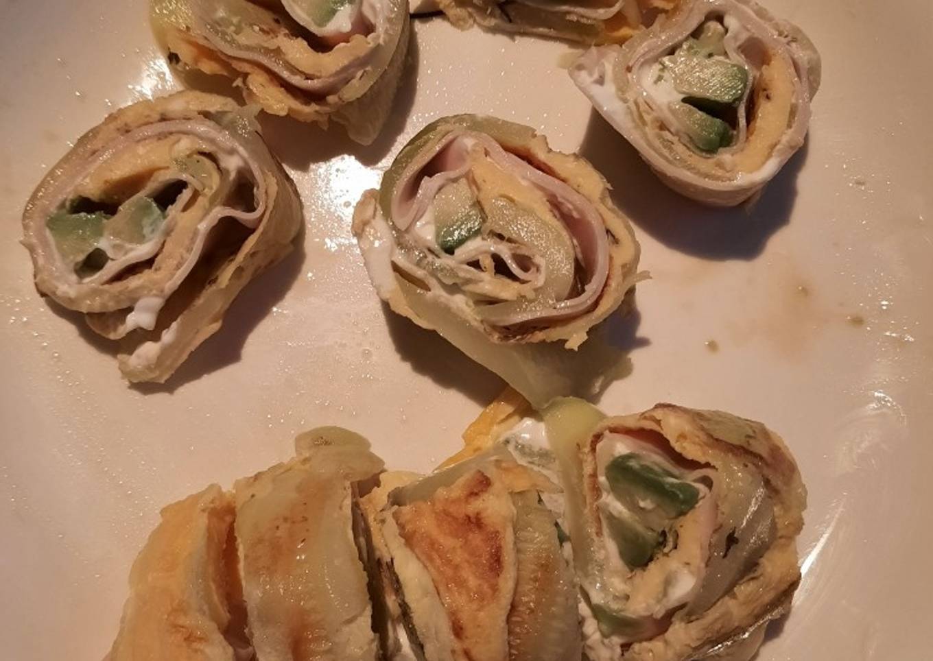Rulo de calabacín, pechuga de pavo, queso crema y aguacate