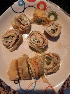 Una foto de Rulo de calabacín, pechuga de pavo, queso crema y aguacate