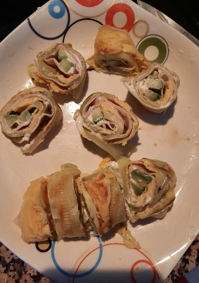 Una foto de Rulo de calabacín, pechuga de pavo, queso crema y aguacate