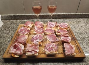Una foto de Pà amb tomàquet (pan con tomate) A la uruguaya