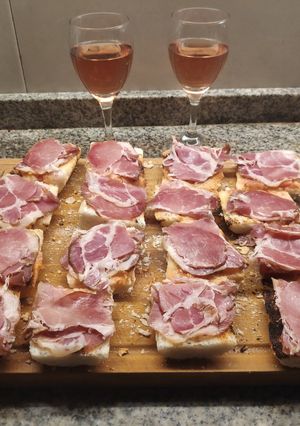 Una foto de Pà amb tomàquet (pan con tomate) A la uruguaya