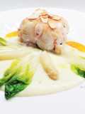 Coda di rospo lardellata, con crema di patate e asparagi, e radicchio