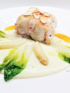 Foto di Coda di rospo lardellata, con crema di patate e asparagi, e radicchio