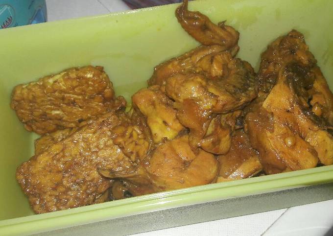 Ayam bacem. tempe bacem tanpa air kelapa