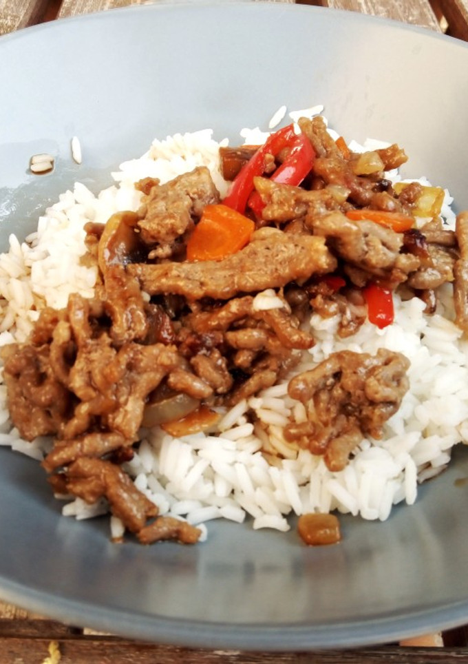 Una foto de Revuelto de carne con verduras y salsa de ostras