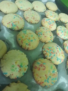 A picture of Vanilla Sprinkles Cookies.