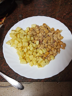 Una foto de Ropa vieja de pollo y garbanzos con papas fritas
