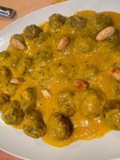Una foto de Albóndigas con salsa de almendras