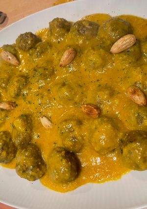 Una foto de Albóndigas con salsa de almendras