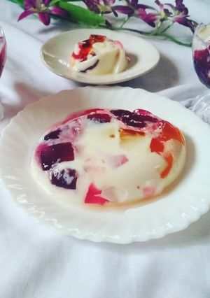 A picture of Broken Glass Jello || Marble Pudding.