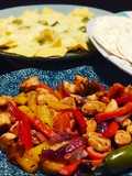 Fajitas de pollo, pimiento, cebolla morada, tomatillos y chiles poblanos