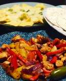 Fajitas de pollo, pimiento, cebolla morada, tomatillos y chiles poblanos
