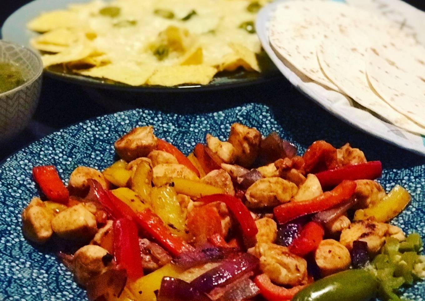 Fajitas de pollo, pimiento, cebolla morada, tomatillos y chiles poblanos