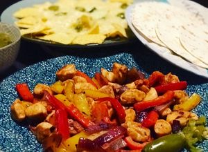 Foto principal de Fajitas de pollo, pimiento, cebolla morada, tomatillos y chiles poblanos