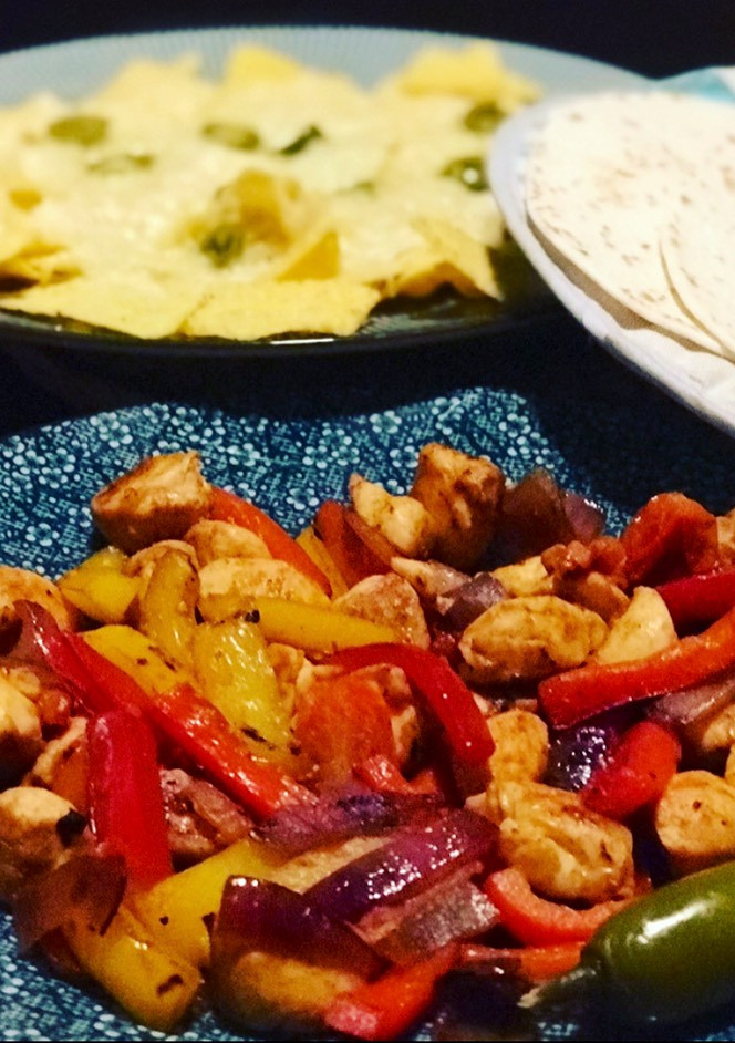 Una foto de Fajitas de pollo, pimiento, cebolla morada, tomatillos y chiles poblanos