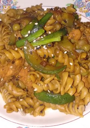 Una foto de Salteado oriental integrales y pollo magro