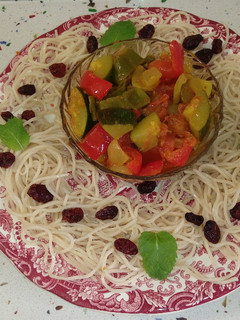Una foto de Fideos chinos con arándanos, menta y verduras salteadas con curry y anís verde