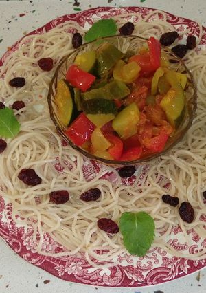 Foto principal de Fideos chinos con arándanos, menta y verduras salteadas con curry y anís verde