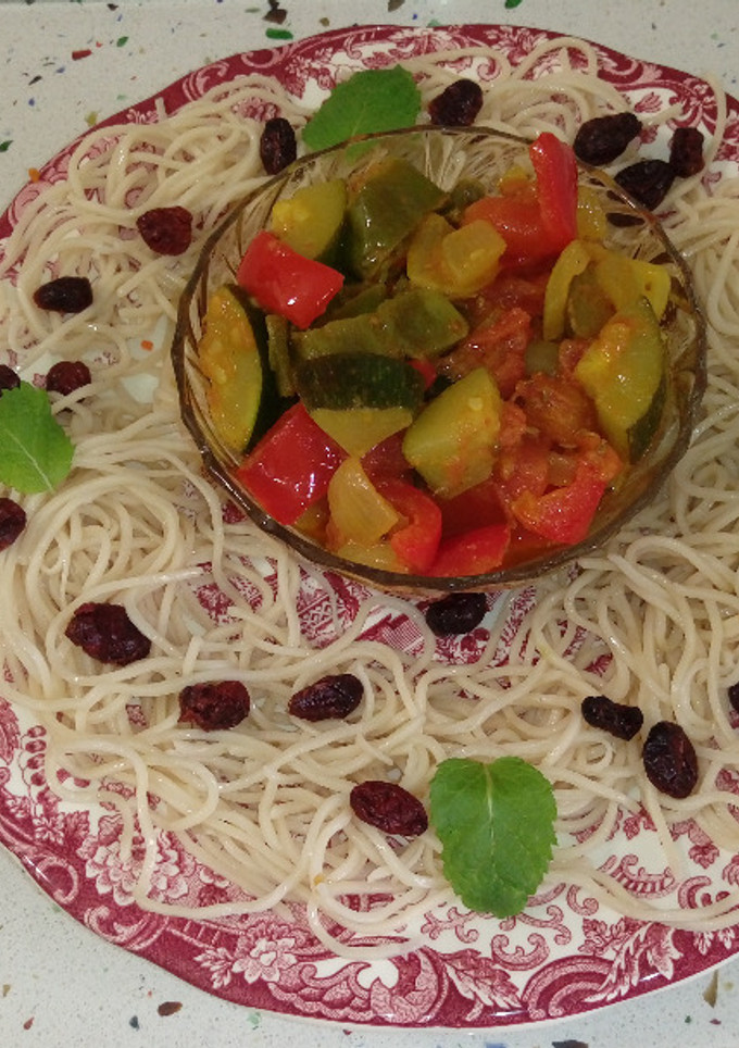 Una foto de Fideos chinos con arándanos, menta y verduras salteadas con curry y anís verde