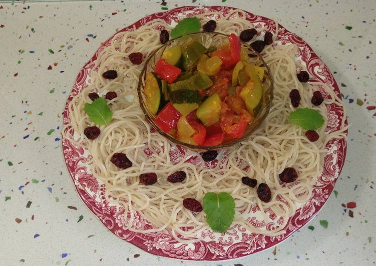 Fideos chinos con arándanos, menta y verduras salteadas con curry y anís verde