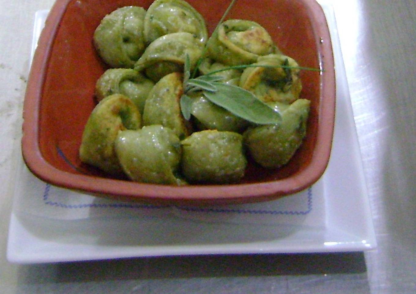 Capeletis de albahaca relleno de batata y panceta