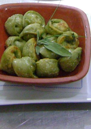 Una foto de Capeletis de albahaca relleno de batata y panceta