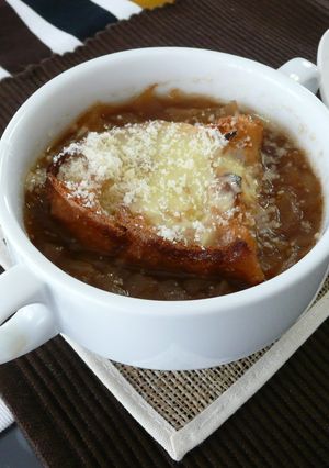 A picture of French Onion Soup.