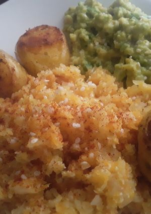 Una foto de "Arroz con zanahoria"🍚🥕, puré de aguacate🥑 y papa criolla🥔!!!