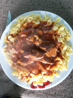 Una foto de Churrascos con salsa y moñas 🍝
