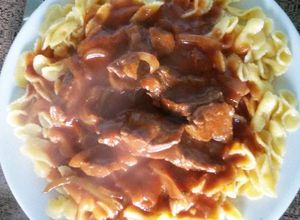 Una foto de Churrascos con salsa y moñas 🍝