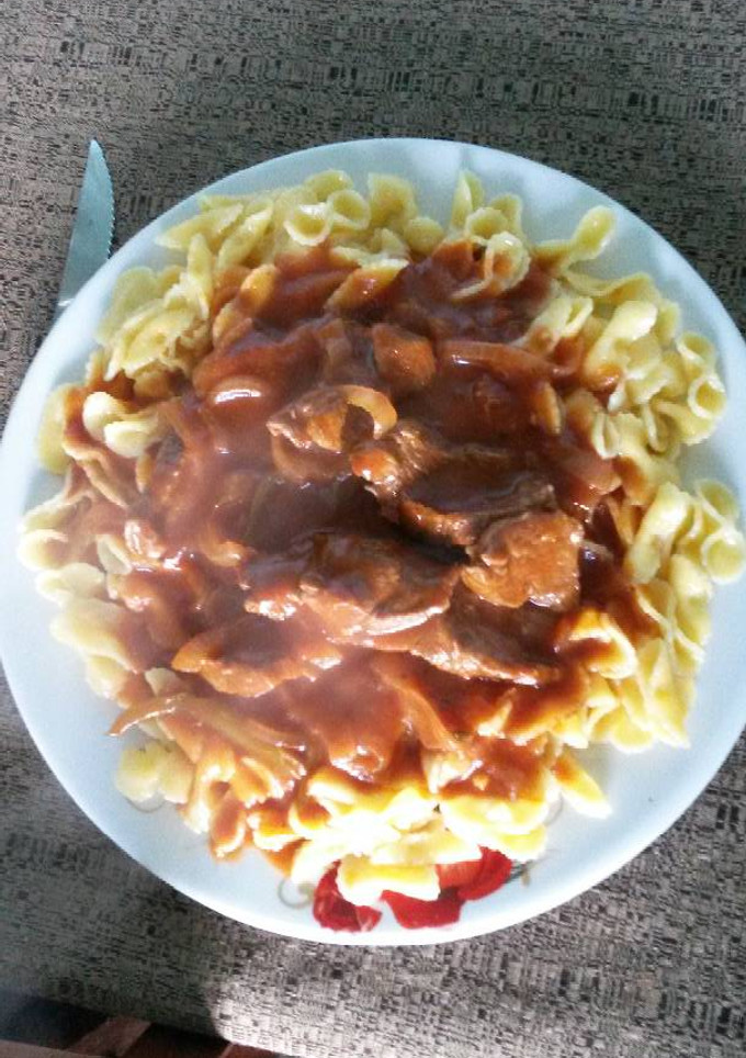 Una foto de Churrascos con salsa y moñas 🍝