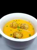 Crema de calabaza con bolas de quesito