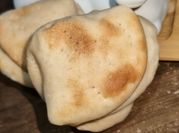 Una foto de pan con quesos