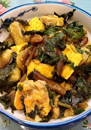 Hình của món Tảo xoắn, tempeh om chuối đậu.