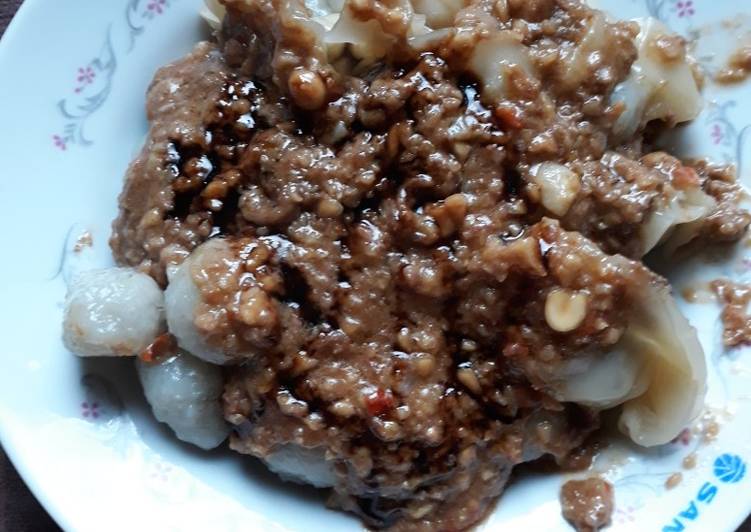 Siomay muntul saos kacang mantul. 😋😋😋