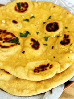 Una foto de Pan a la sartén, sin levadura, y casi sin amasado-Pan Naan