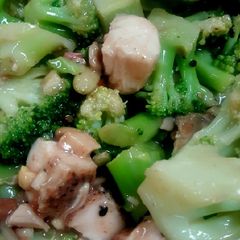 A picture of Asian chicken and broccoli salad.