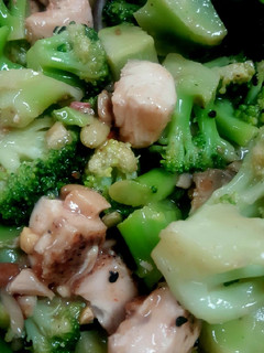 A picture of Asian chicken and broccoli salad.