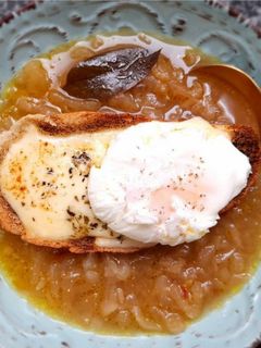 Una foto de Sopa de cebolla con huevo poché