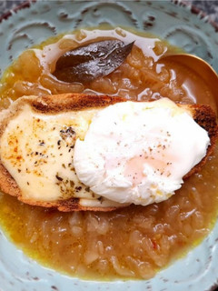 Una foto de Sopa de cebolla con huevo poché