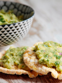 Una foto de Guacamole casero con y sin tomate