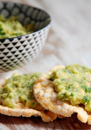 Una foto de Guacamole casero con y sin tomate